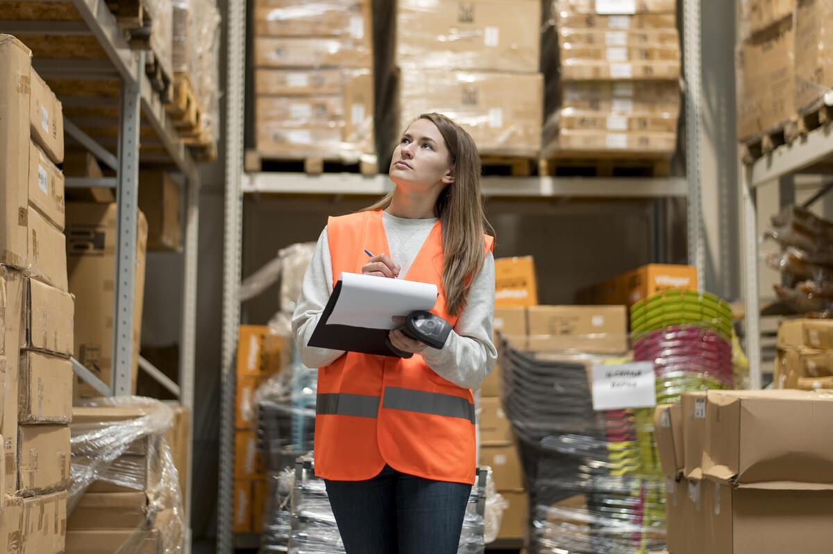 Profesional realizando tareas de stock en deposito