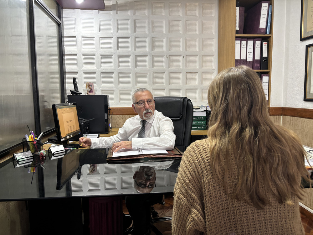 Abogado brindando asesoramiento a una mujer en su estudio jurídico de Mar del Plata.