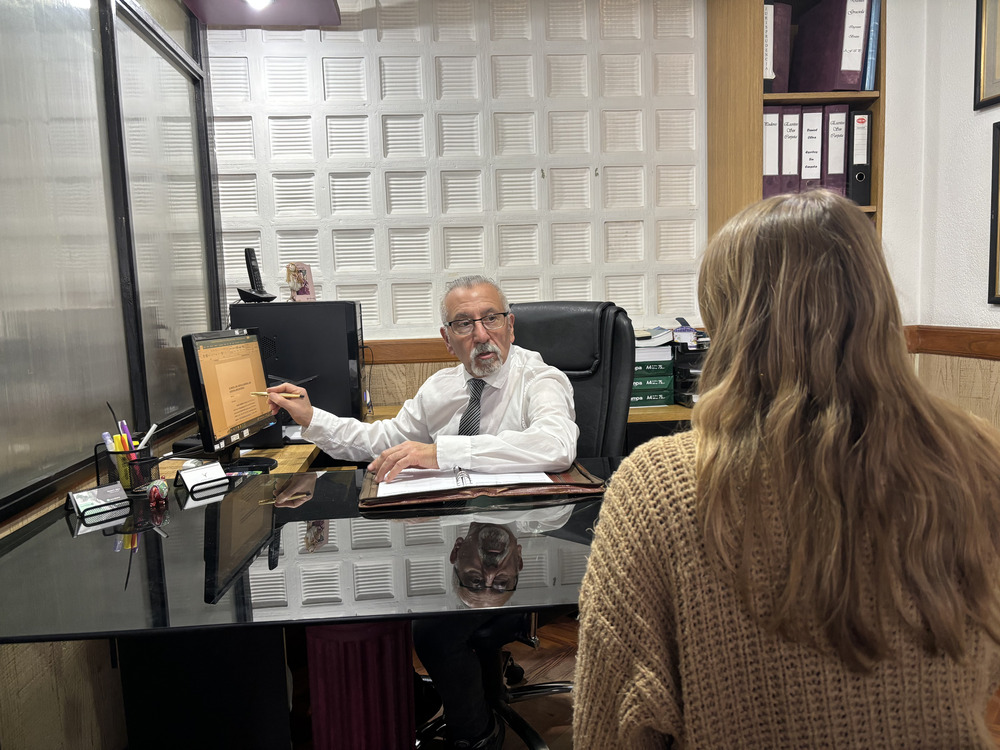 Abogado brindando asesoramiento a una mujer en su estudio jurídico de Mar del Plata.